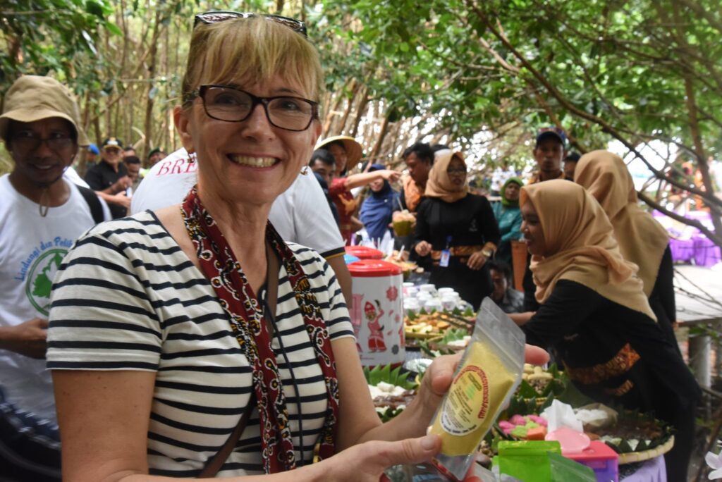 Seorang periset dari luar negeri mengikuti ekowisata mangrove Brebes.
