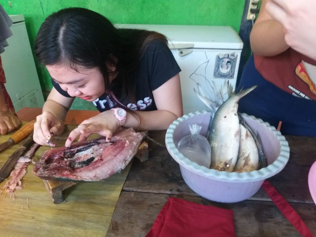 Ikan Bandeng merupakan komoditas yang banyak di minati di pasar, beberapa orang menyukai dagingnya yang gurih, dan beberapa orang tidak menyukai karena banyak durinya, proses menyabut duri bandeng satu persatu menjadi aktifitas yang menarik karena tidak ada di desa wisata dimanapun, proses ini menjadi bandeng tanpa duri dengan ukuran 1 kg  1 sampai 2 ekor. 