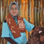 PEMBUATAN BATIK PEWARNA ALAMI Kegiatan masyarakat lokal yang mendapatkan warisan leluhur dengan proses pembuatan batik menggunakan pewarna alami, batik ini menjadi ramah lingkungan karena proses pewarnaanya, dan tentunya menikmati proses pembuatan batik ini membuat kita paham bahwa pewarna alam di dapatkan dari flora di sekiling rumah.