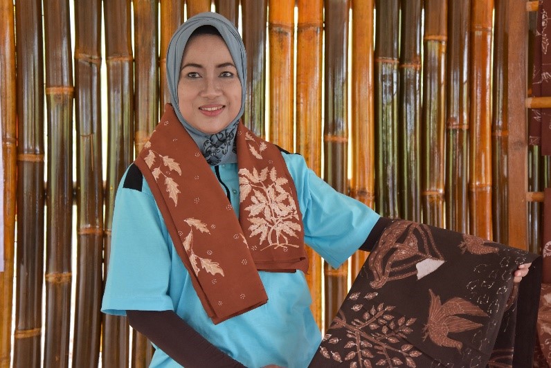 PEMBUATAN BATIK PEWARNA ALAMI Kegiatan masyarakat lokal yang mendapatkan warisan leluhur dengan proses pembuatan batik menggunakan pewarna alami, batik ini menjadi ramah lingkungan karena proses pewarnaanya, dan tentunya menikmati proses pembuatan batik ini membuat kita paham bahwa pewarna alam di dapatkan dari flora di sekiling rumah.
