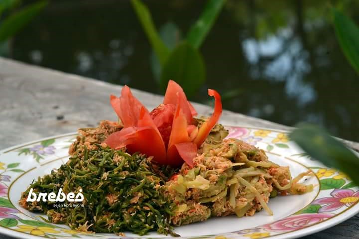 ANGLUR - Makanan tradisional dari bahan utama manggrove pendamping ini menjadi makanan khas pesisiran. Disajikan sebagai urab anglur atau yang lebih akrab dikenal makanan sayur dari dedaunan dimasak dengan penambahan kelapa, dicampur bumbu tradisional dan disajikan sebagai makanan pendamping.