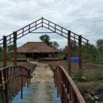 SANGGAR PERAK - Sanggar ini berdiri guna menjadi wadah bagi semua aktifitas masyarakat dalam menuangkan seninya: tari- tarian, acara besar/nikahan, dan bahkan menjadi wahana permainan Rakyat. Sanggar ini selalu ramai sore hari karena ada aktifitas permainan tradisional dan kegiatan menari.