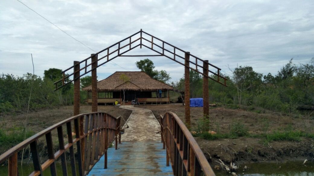 SANGGAR PERAK - Sanggar ini berdiri guna menjadi wadah bagi semua aktifitas masyarakat dalam menuangkan seninya: tari- tarian, acara besar/nikahan, dan bahkan menjadi wahana permainan Rakyat. Sanggar ini selalu ramai sore hari karena ada aktifitas permainan tradisional dan kegiatan menari.