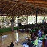 SEKOLAH ALAM - Proses pembelajaran yang tidak memakai kurikulum, pengajar/guru, dan tidak harus selalu ada siswa ini menjadikan tempat ini menjadi rumah bagi semua orang yang mau berbagi cerita dan belajar bersama, mereka yang datang untuk melakukan diskusi dan belajar mengenal lebih dekat dengan alam, tempat ini selalu ramai di kunjungi dari berbagai pelajar di setiap mendekati hari libur