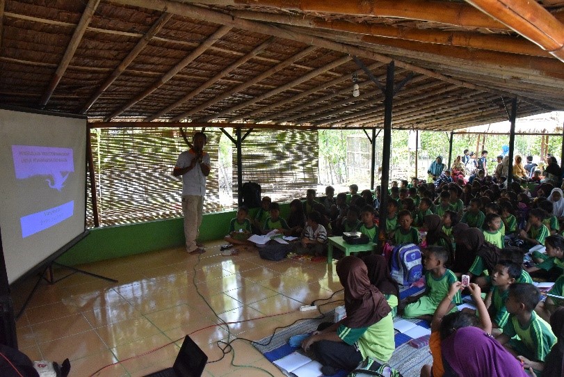 SEKOLAH ALAM - Proses pembelajaran yang tidak memakai kurikulum, pengajar/guru, dan tidak harus selalu ada siswa ini menjadikan tempat ini menjadi rumah bagi semua orang yang mau berbagi cerita dan belajar bersama, mereka yang datang untuk melakukan diskusi dan belajar mengenal lebih dekat dengan alam, tempat ini selalu ramai di kunjungi dari berbagai pelajar di setiap mendekati hari libur