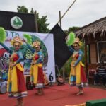 Tarian yang diciptakan untuk mengenalkan bagaimana sejarah kampung dari berbagai tragedi yang menimpa masyarakat, dari mulai sejahteranya masyarakat di era udang windu pada tahun 1982, sampai adanya tekanan alam berupa bencana abrasi, tekanan ekonomi karena dampak dari adanya banjir air rob hingga masyarakat bangkit dan mampu menghijaukan kembali pesisir dengan proses penanamnya, tari ini di tampilkan di berbagai acara penting.