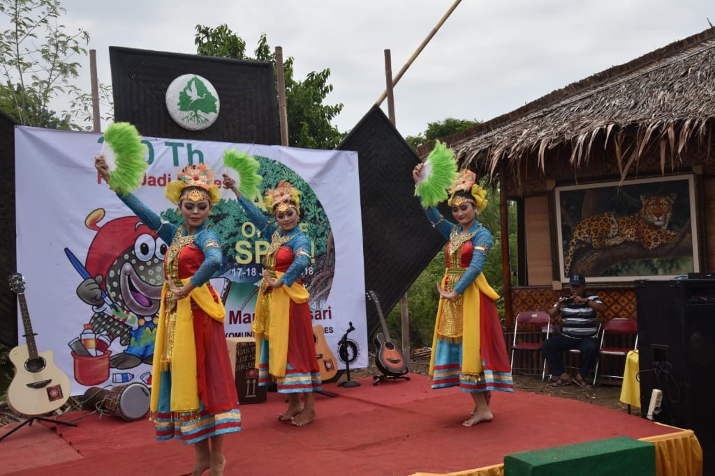 Tarian yang diciptakan untuk mengenalkan bagaimana sejarah kampung dari berbagai tragedi yang menimpa masyarakat, dari mulai sejahteranya masyarakat di era udang windu pada tahun 1982, sampai adanya tekanan alam berupa bencana abrasi, tekanan ekonomi karena dampak dari adanya banjir air rob hingga masyarakat bangkit dan mampu menghijaukan kembali pesisir dengan proses penanamnya, tari ini di tampilkan di berbagai acara penting.