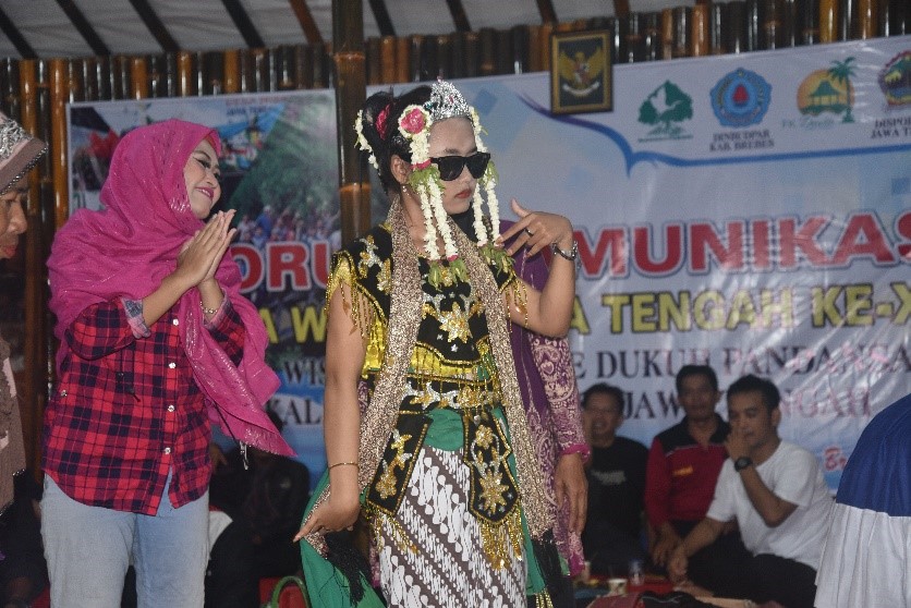 Tarian masyarakat pesisir yang berada di daerah pantai utara jawa dari Kab Indramayu hingga Kab Kendal, histori yang ada dalam tarian ini menceritakan tentang kasih sayang yang di aplikasikan dengan tarian, penari ini sebelum melakukan tarian satu harinya akan melakukan beberapa ritual, seperti puasa, dan penari tidak boleh yang sudah kena haid, nantinya penari di masukan ke kurungan ayam jago dimana tangannya di ikat, setelah 15 menit maka penari akan berubah pakian, dan akan menari sesuai irama music tradisional pesisiran